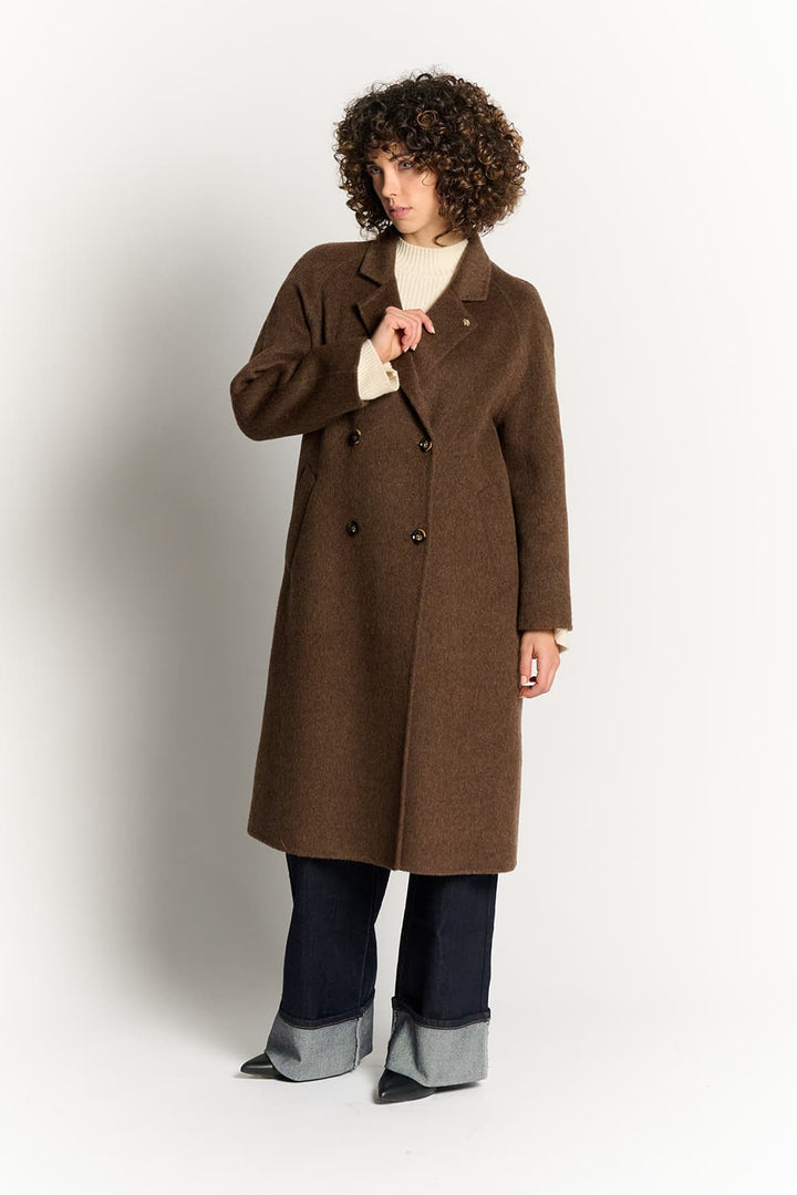Josefine™ | Chokoladefarvet alpaca-frakke med dobbeltradet knaplukning