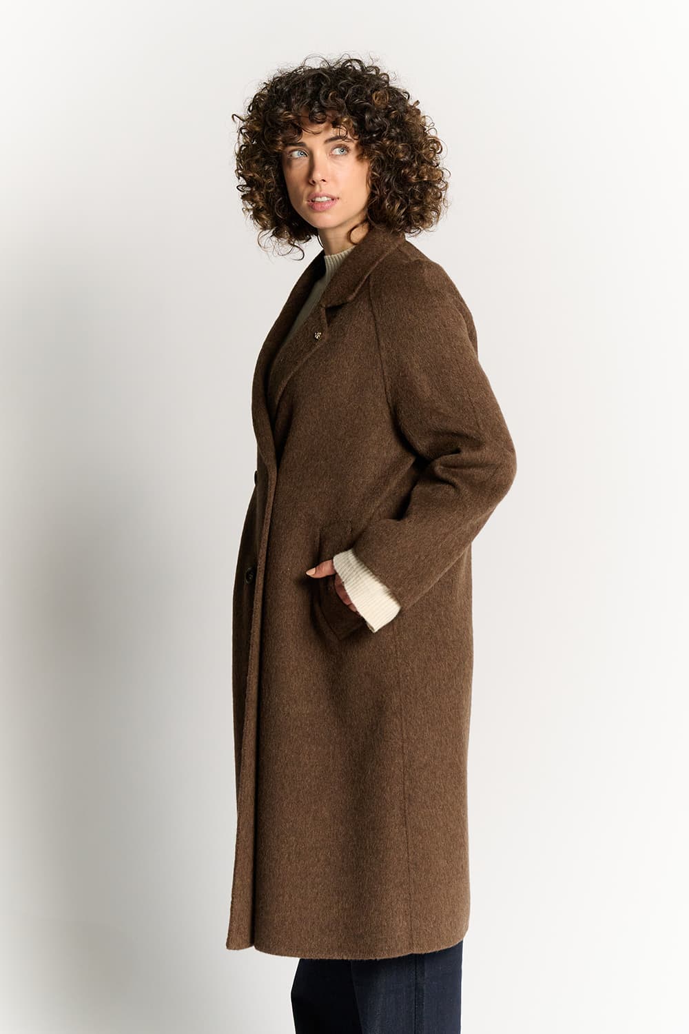 Josefine™ | Chokoladefarvet alpaca-frakke med dobbeltradet knaplukning
