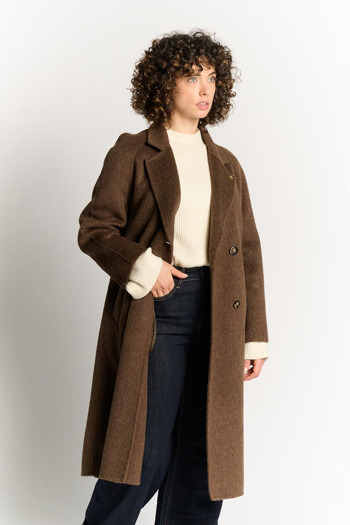 Josefine™ | Chokoladefarvet alpaca-frakke med dobbeltradet knaplukning